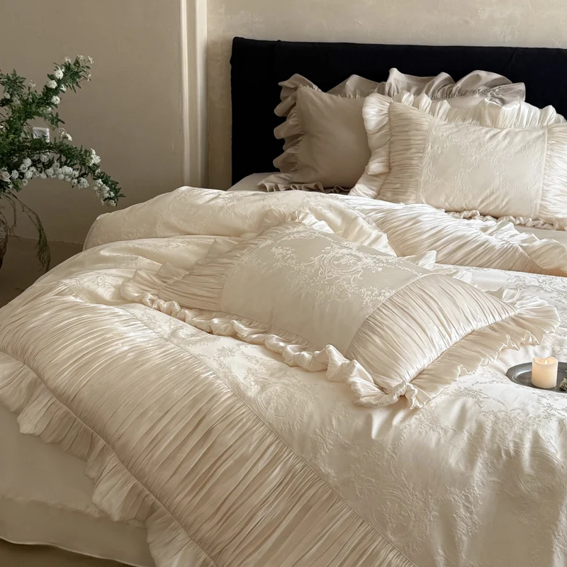 Luxuriöses Rüschen-Bettwäscheset aus Satin mit Jacquardmuster und Plisseekanten