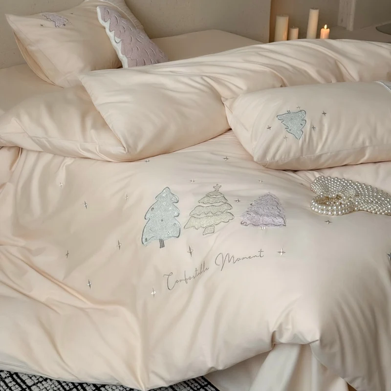 Besticktes Bettwäsche-Set aus Baumwollsatin mit Tannen-Applikation