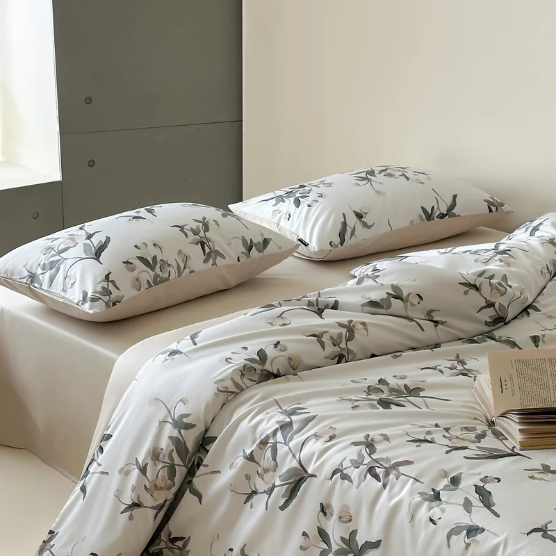 Baumwollsatin-Bettwäschegarnitur mit skizzenhaftem Blumenprint und Wende-Satin