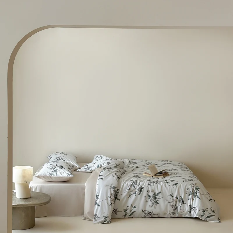 Baumwollsatin-Bettwäschegarnitur mit skizzenhaftem Blumenprint und Wende-Satin