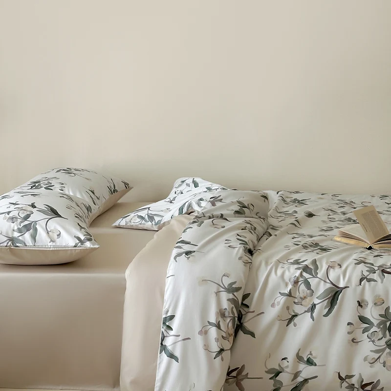 Baumwollsatin-Bettwäschegarnitur mit skizzenhaftem Blumenprint und Wende-Satin