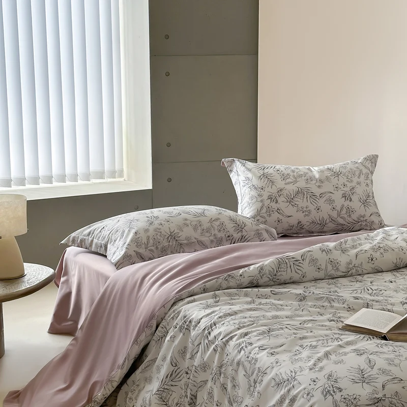 Baumwollsatin-Bettwäschegarnitur mit skizzenhaftem Blumenprint und Wende-Satin