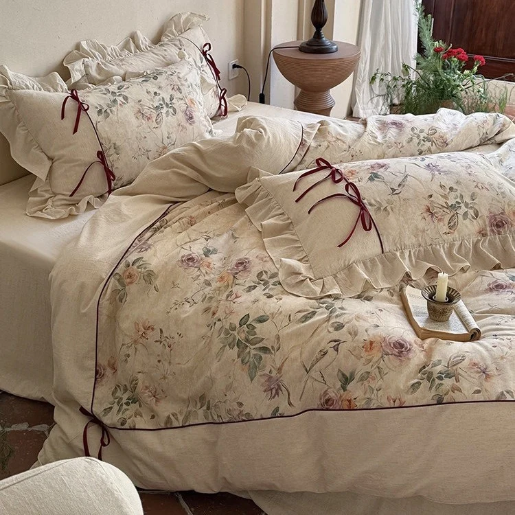 Vintage‑Shabby‑Chic Bettwäsche‑Set aus Baumwoll‑Leinen‑Mix mit floralem Print, Rüschen und Zierbändern