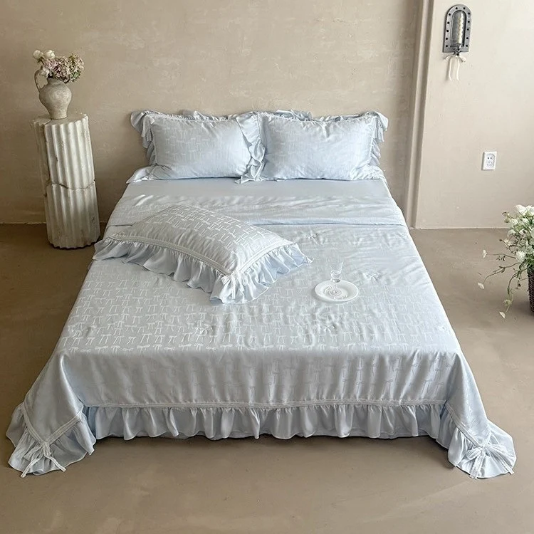 Satin-Bettwäschegarnitur mit Jacquard-Schleifenrelief, gerafftem Volant und Spitzenborte