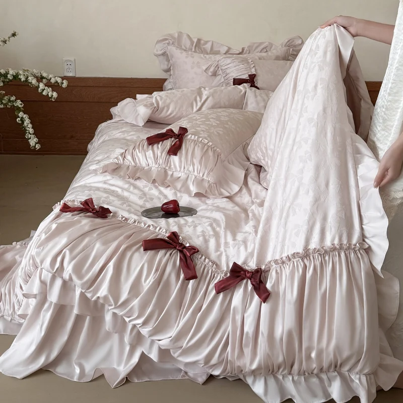 Satin-Bettgarnitur mit Jacquard‑Schmetterlingsmuster, Volant und Zierschleifen