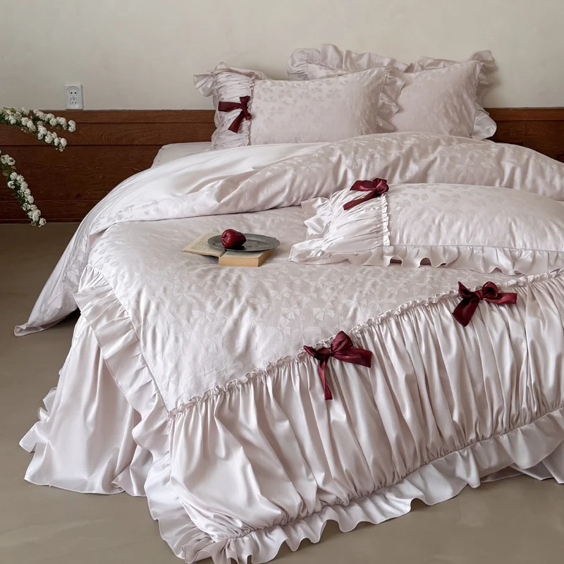 Satin-Bettgarnitur mit Jacquard‑Schmetterlingsmuster, Volant und Zierschleifen