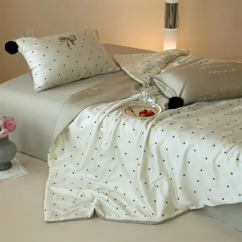 Luxuriöse Satin-Bettwäsche-Garnitur mit Punktmuster und Bommel-Quasten