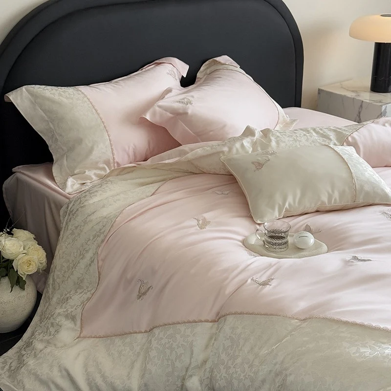 Luxuriöses Baumwollsatin-Bettwäscheset mit Schmetterlingsstickerei und Bindeband-Kissen
