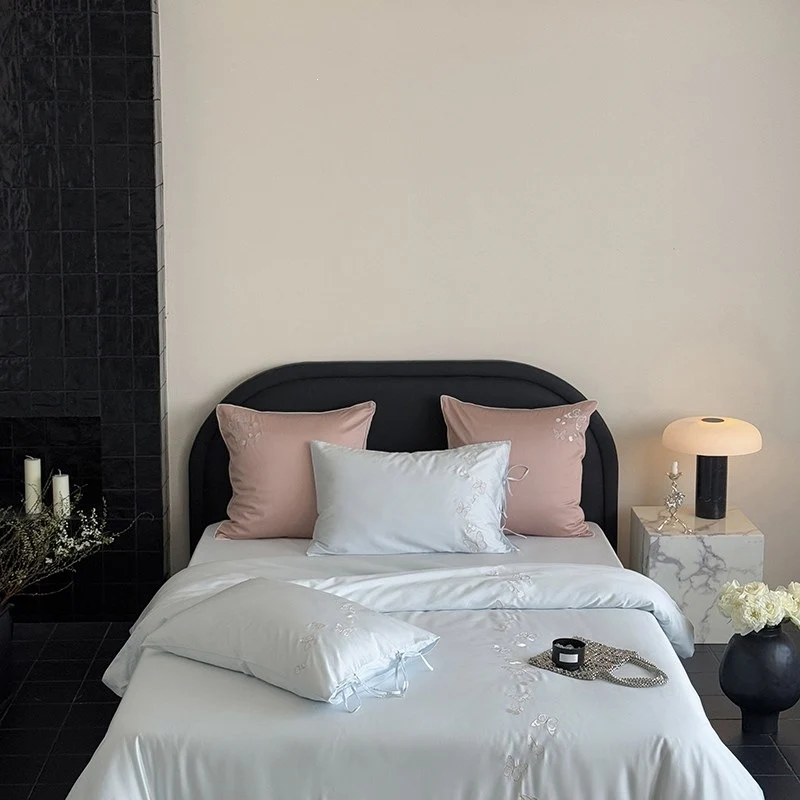 Luxuriöses Baumwollsatin-Bettwäscheset mit Schmetterlingsstickerei und Bindeband-Kissen