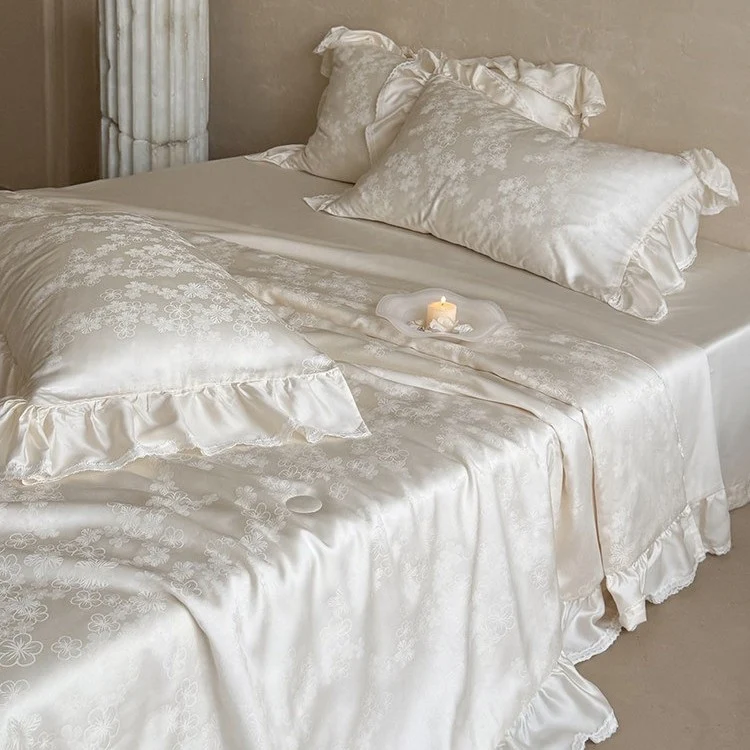 Luxuriöse Satin-Bettwäsche-Garnitur mit floraler Jacquardstruktur, Volant und seidigem Finish