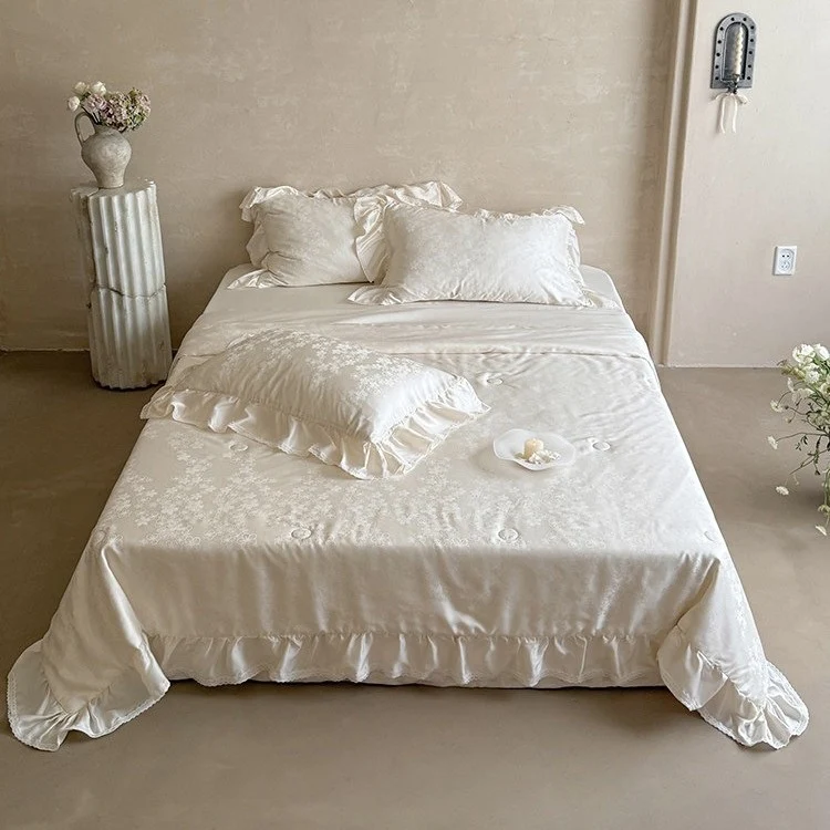 Luxuriöse Satin-Bettwäsche-Garnitur mit floraler Jacquardstruktur, Volant und seidigem Finish