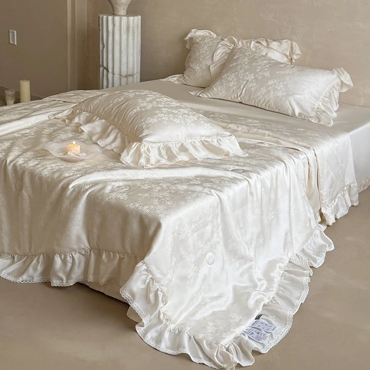 Luxuriöse Satin-Bettwäsche-Garnitur mit floraler Jacquardstruktur, Volant und seidigem Finish