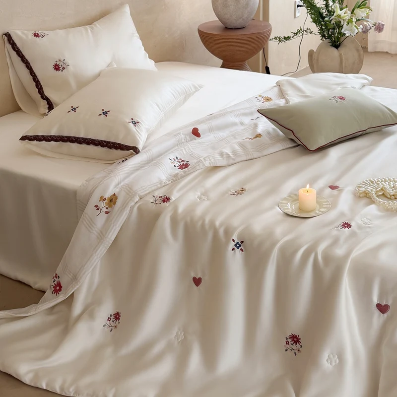 Elegante Satin-Bettwäsche-Garnitur mit feiner Blumenstickerei und Spitzenrand