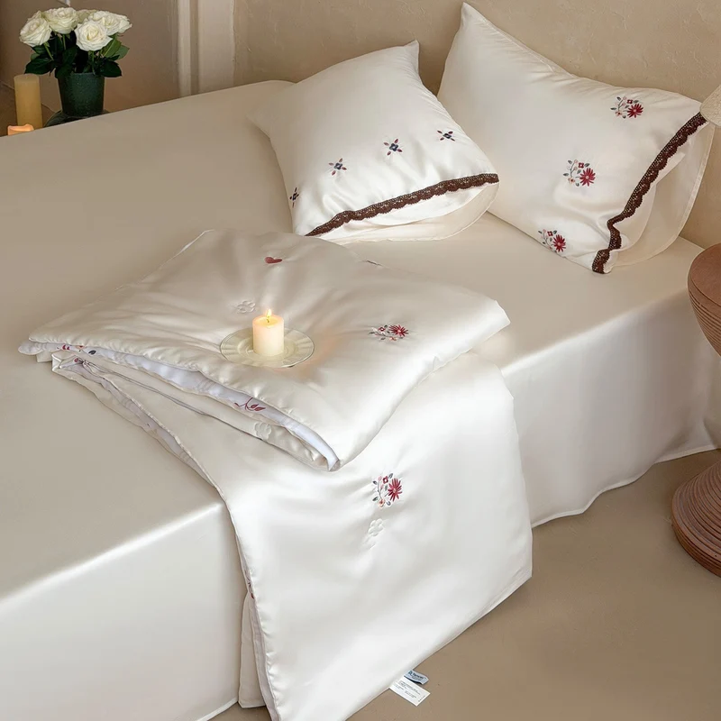 Elegante Satin-Bettwäsche-Garnitur mit feiner Blumenstickerei und Spitzenrand