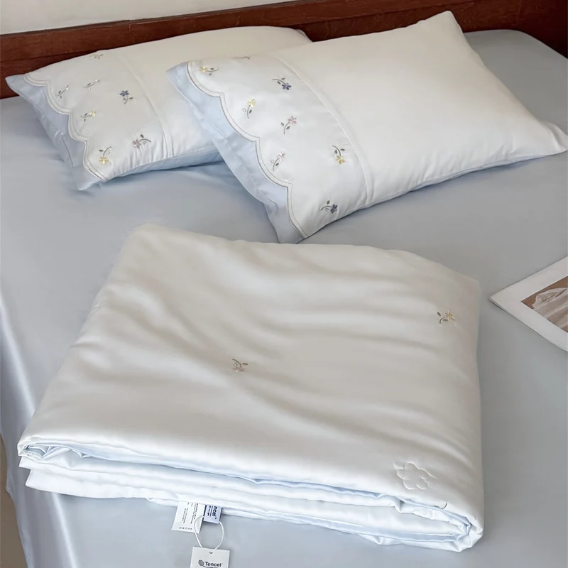 Bestickte Satin-Bettwäsche-Garnitur mit feiner Blumen-Stickerei und seidig-weichem Griff