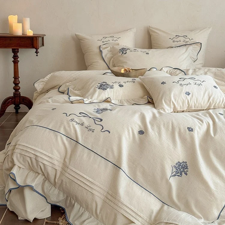 Baumwoll-Musselin Bettwäscheset mit zarter Blumenstickerei, Volant und atmungsaktivem Finish