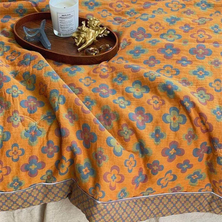 Leicht gesteppte Wohndecke im Retro-Blumenjacquard aus Baumwoll‑Leinen‑Mix