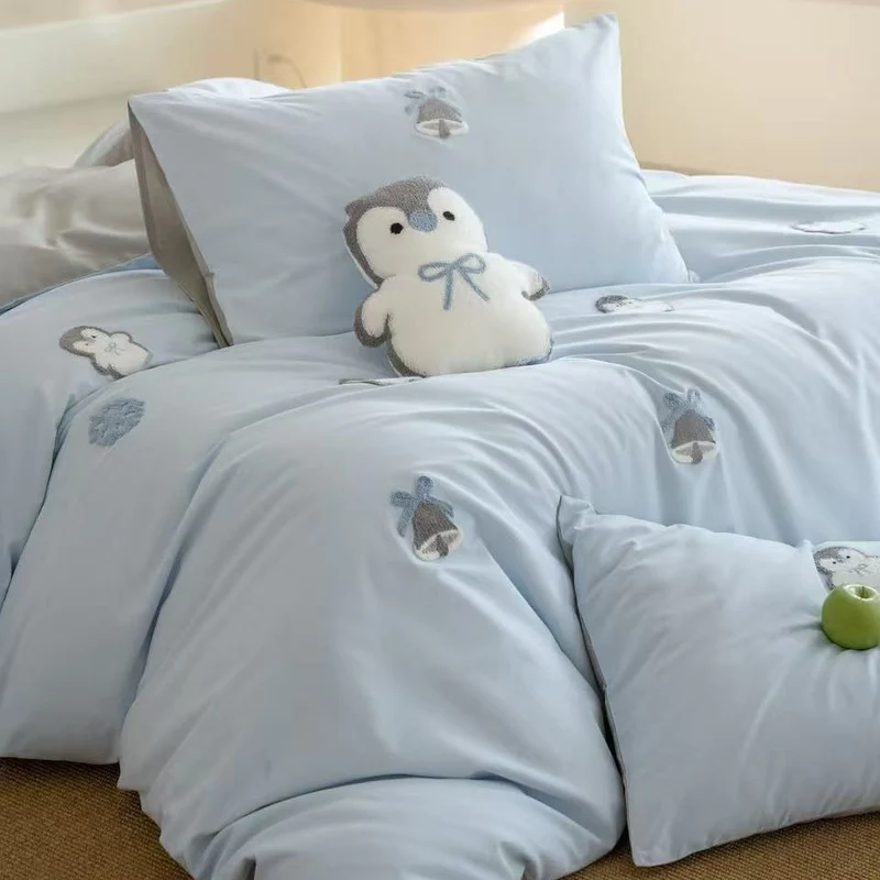 Kinderbettwäsche-Set mit gestickten Pinguin-Applikationen und Kuschelplüsch-Details