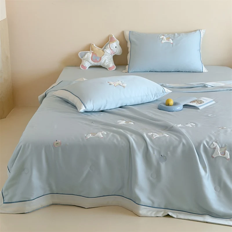 Kinder-Bettwäscheset mit applizierten Tierfiguren, satinierter Hülle und gesteppter Decke
