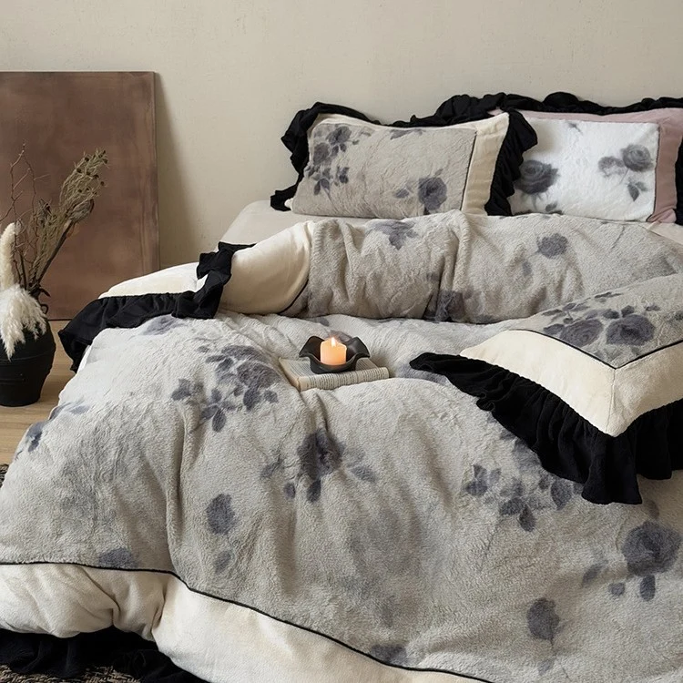 Mikrofleece-Bettwäschegarnitur mit floraler Samtoptik, Volantkissen und extraweicher Kuscheloberfläche