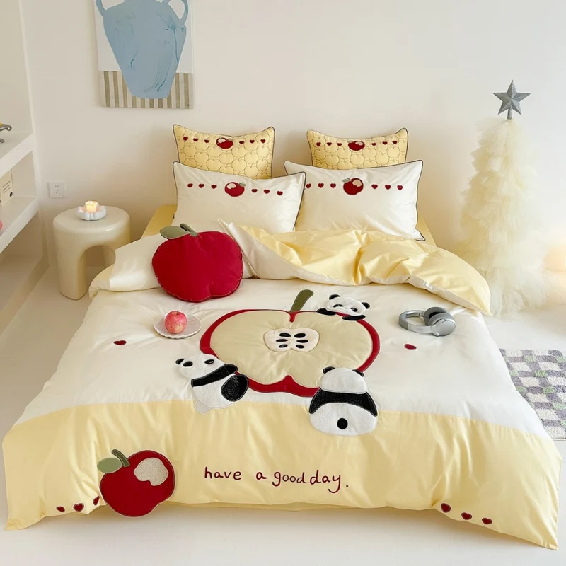 Kinder-Bettwäschegarnitur mit appliziertem Apfel- und Panda-Motiv