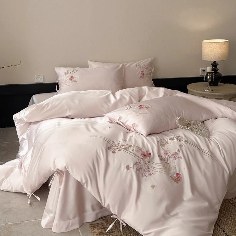 Satin-Bettwäschegarnitur mit floraler Stickerei, Schleifenbändern und seidiger Oberfläche