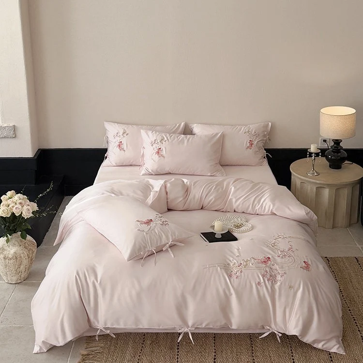 Satin-Bettwäschegarnitur mit floraler Stickerei, Schleifenbändern und seidiger Oberfläche