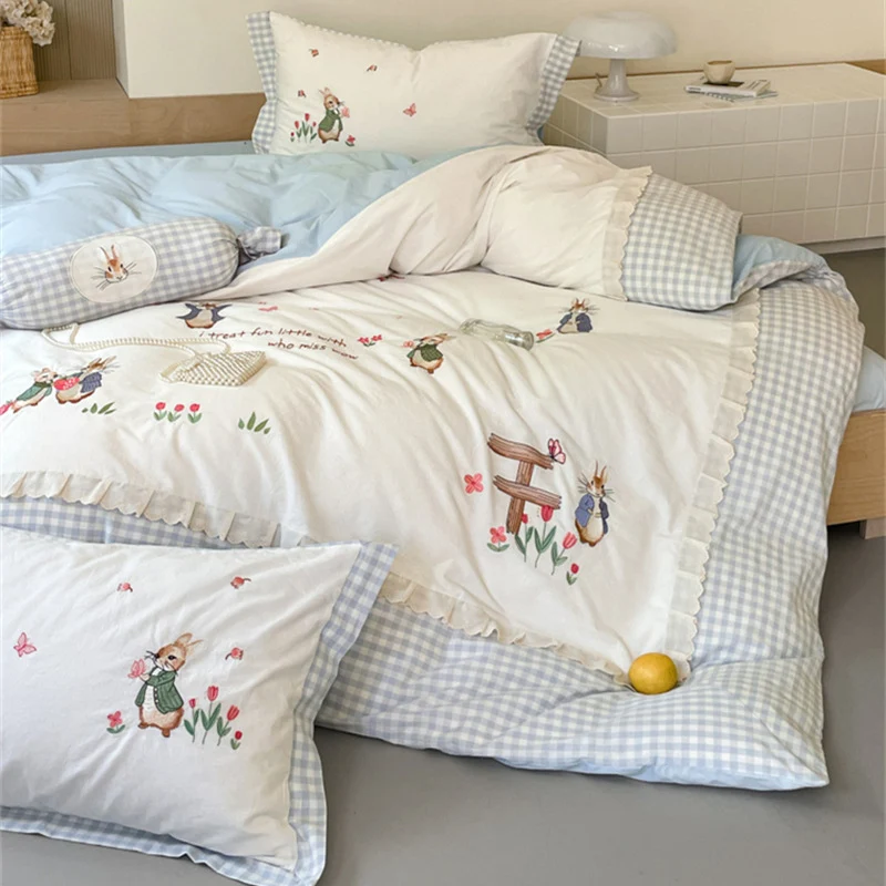 Romantisches Bettwäsche-Set mit bestickten Hasenmotiven und zarten Rüschen