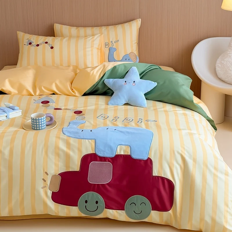 Kinder-Bettwäsche-Set mit gesteppten Applikationen (Elefant & Auto) und Wendefunktion
