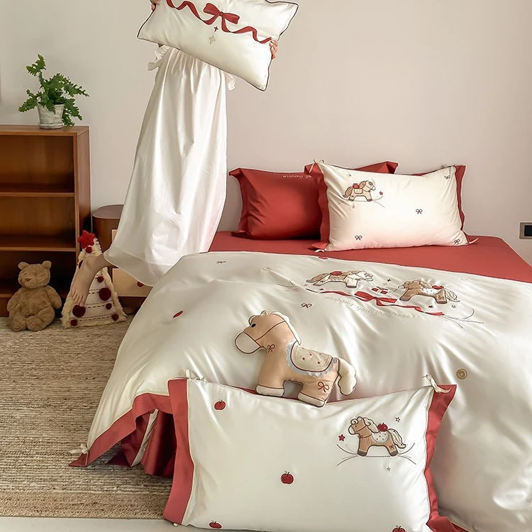 Kinder-Bettwäsche-Set aus Baumwollsatin mit besticktem Schaukelpferd-Motiv und kontrastiertem Saum