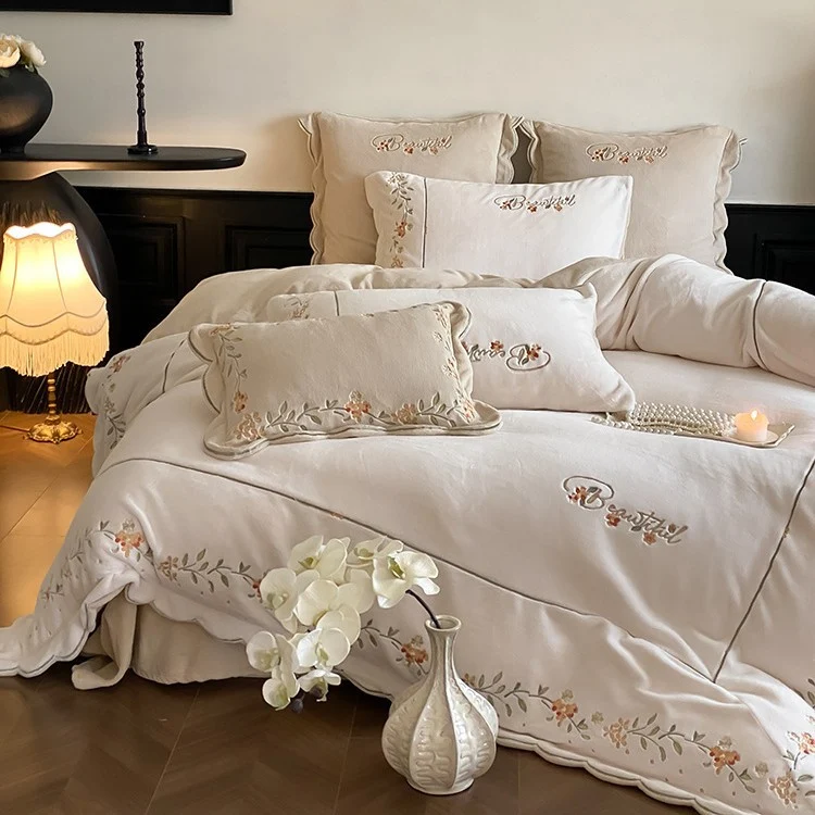 Hochwertiges besticktes Bettwäsche-Set aus Baumwoll-Perkal mit gewelltem Saum und floralem Relief