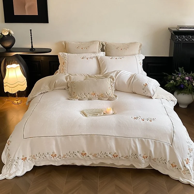 Hochwertiges besticktes Bettwäsche-Set aus Baumwoll-Perkal mit gewelltem Saum und floralem Relief
