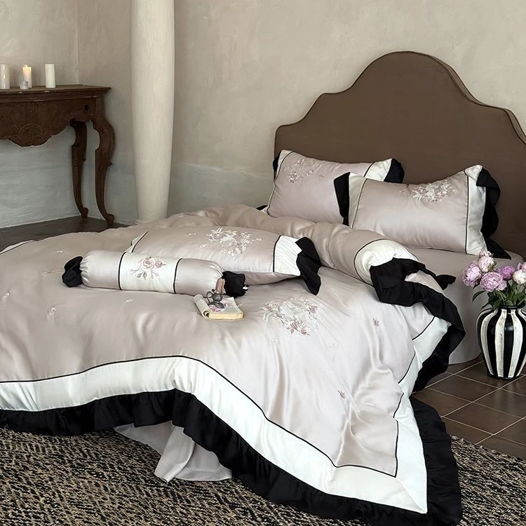 Elegante Satin-Bettwäschegarnitur mit floraler Stickrelief-Optik, Volant und kontrastierender Kedernaht