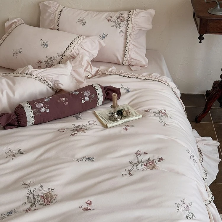 Bettwäsche-Set aus Baumwollsatin im Vintage-Stil mit floraler Stickerei, Volant und Spitzenbesatz