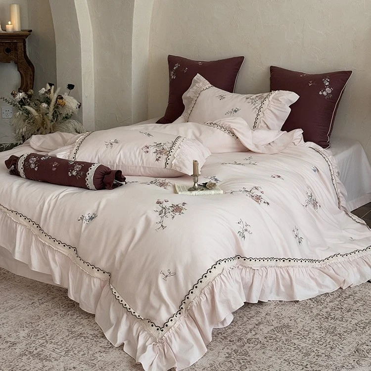 Bettwäsche-Set aus Baumwollsatin im Vintage-Stil mit floraler Stickerei, Volant und Spitzenbesatz