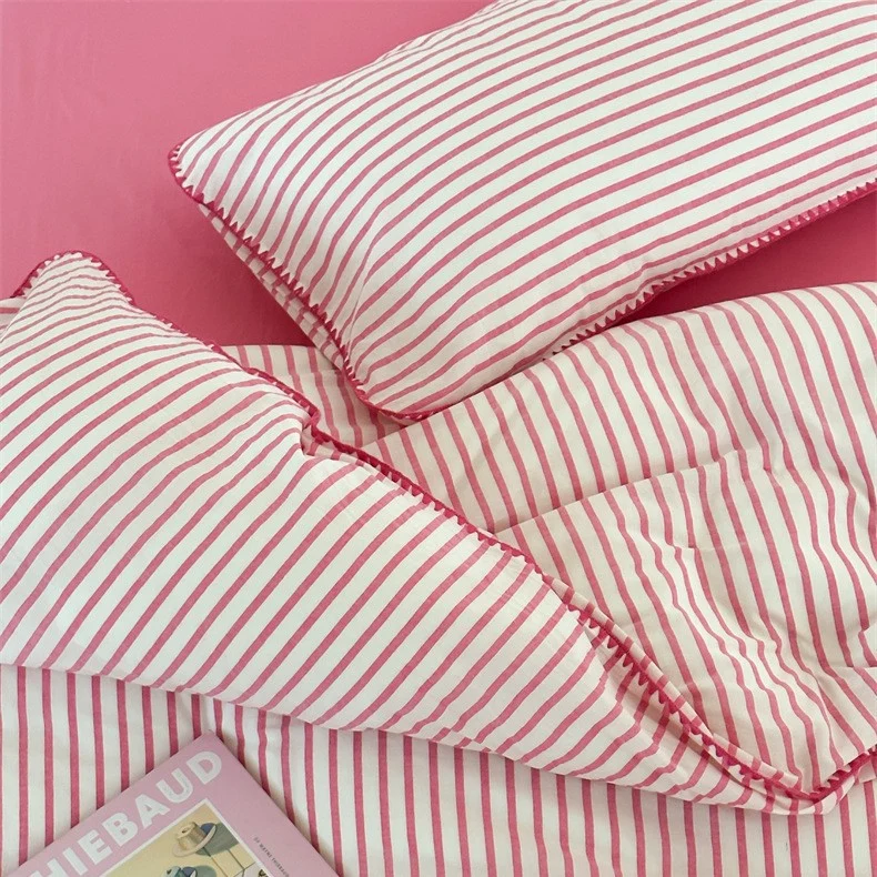 Gestreifte Baumwoll-Perkal-Bettwäsche-Garnitur mit kontrastfarbener Zierpaspel