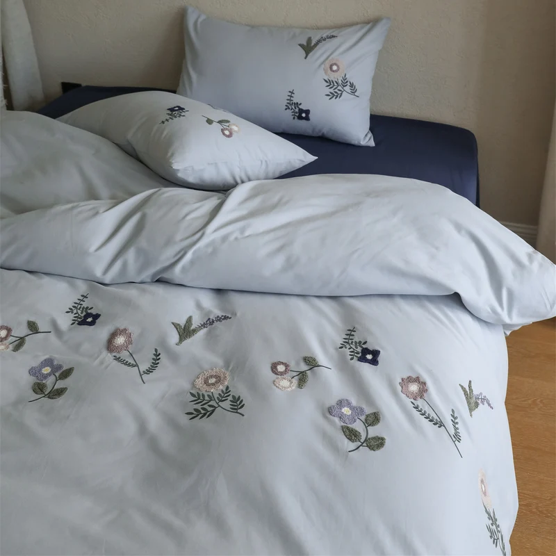 Gesticktes Baumwoll-Bettwäsche-Set mit zarter Wildblumen-Stickerei und Percale-Struktur