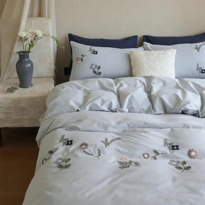 Gesticktes Baumwoll-Bettwäsche-Set mit zarter Wildblumen-Stickerei und Percale-Struktur