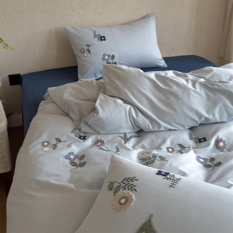 Gesticktes Baumwoll-Bettwäsche-Set mit zarter Wildblumen-Stickerei und Percale-Struktur