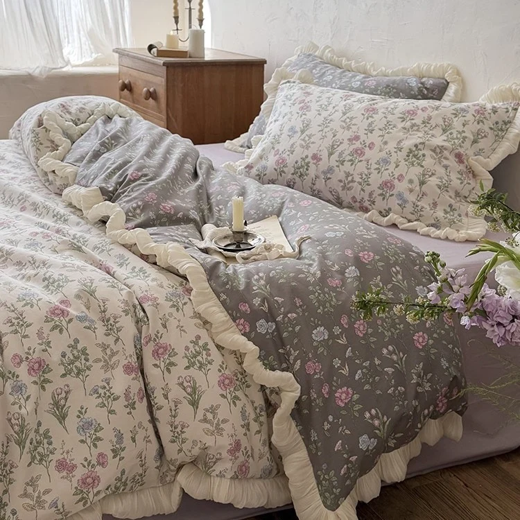 Wendbare Steppdecke im Vintage‑Botanik‑Design mit Volant und passenden Kissenbezügen