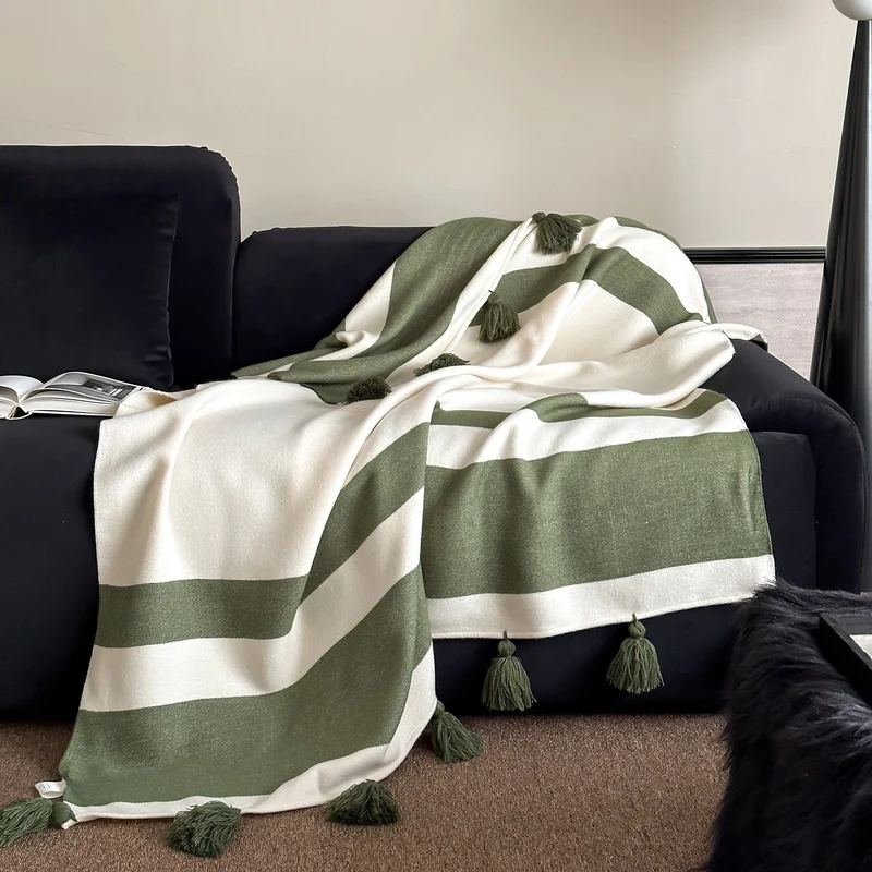 Weich gewebte Kuscheldecke mit Quasten und diagonalen Streifen
