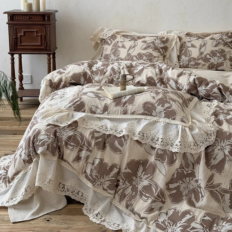 Vintage-inspirierte Baumwoll-Leinen Bettgarnitur mit großfloraler Musterung, Volant und Spitzenapplikation