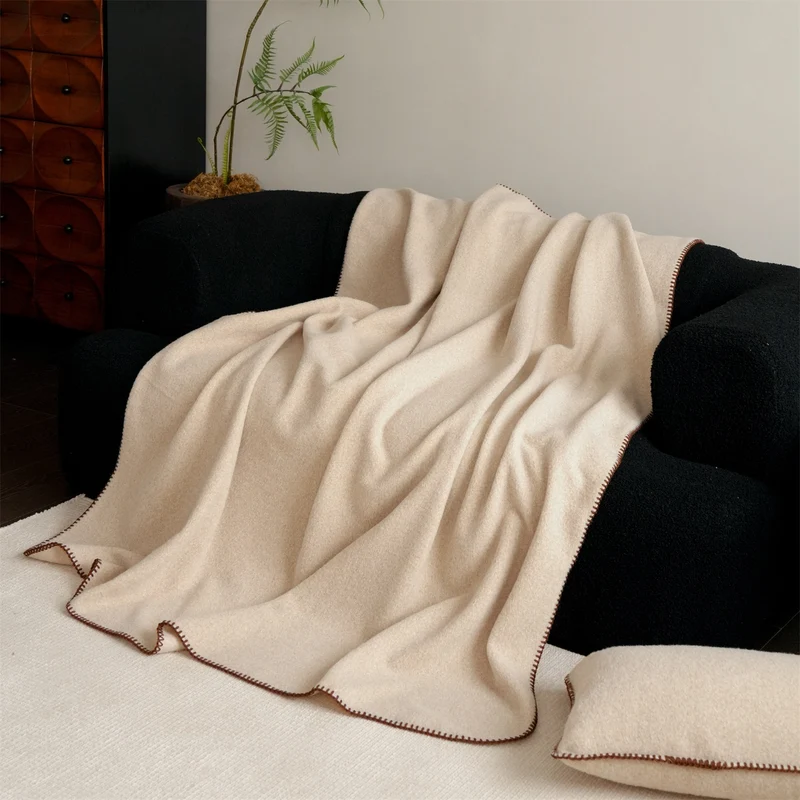 Premium-Wollplaid mit feiner Handstich-Kante und besonders weichem Fall