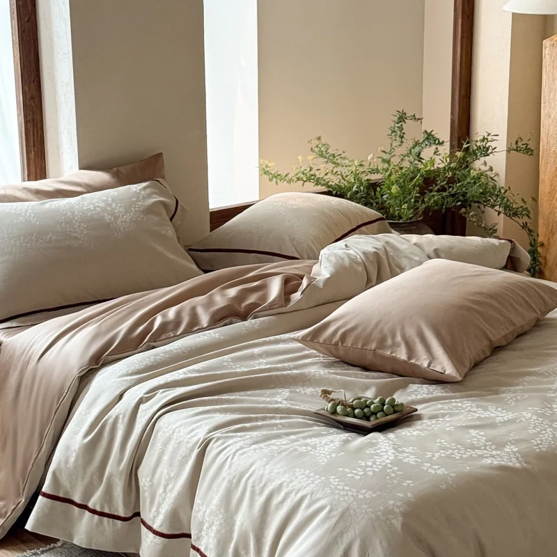 Premium-Bettwäsche-Set aus atmungsaktivem Baumwollmix mit kontrastierender Kedernaht
