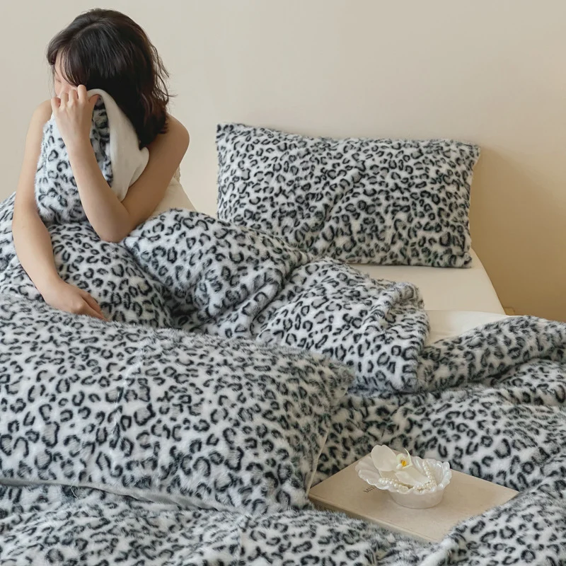 Plüsch-Bettwäsche-Set mit Animal-Print und extrafluffiger Minky-Oberfläche
