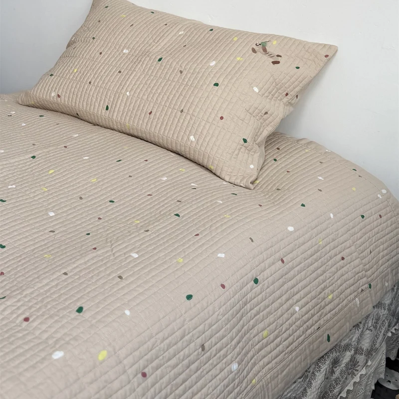 Gestepptes Baumwoll-Tagesdecke mit feiner Streifenstruktur und Kirsch-Stickerei