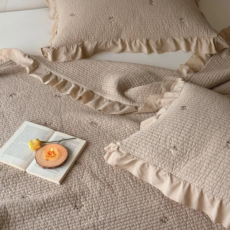 Gesteppte Tagesdecke- und Kissen-Set mit Volant und zarter Blumenstickerei