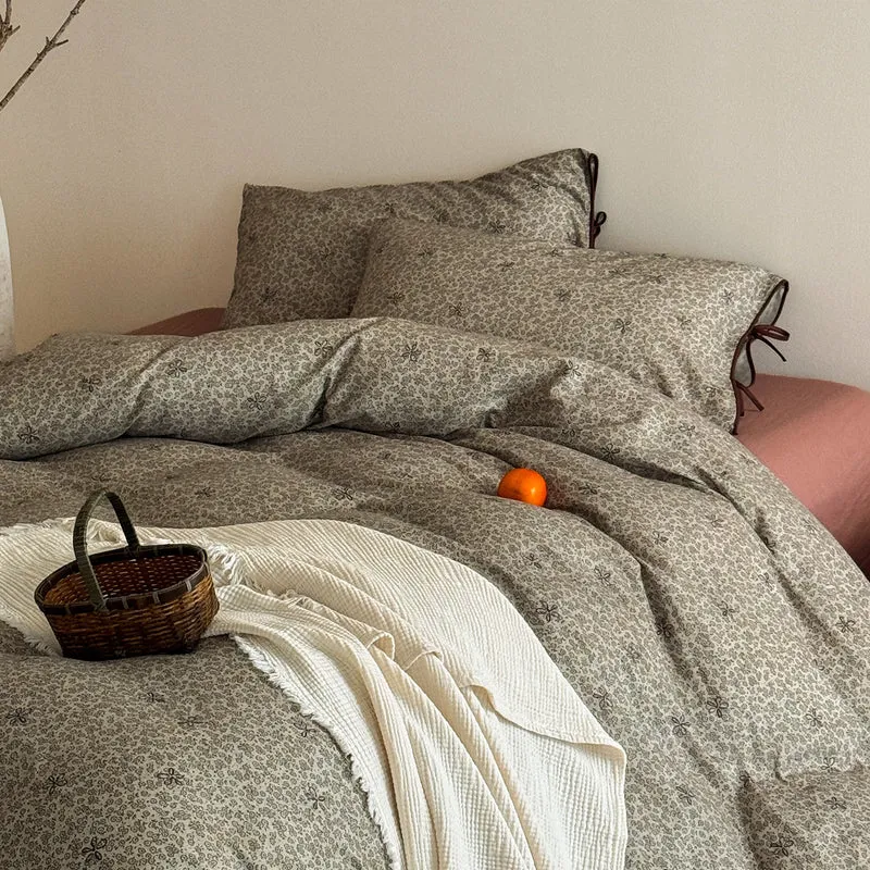 Gesteppte Bettwäsche-Garnitur mit floraler Blockdruck-Optik und Bindebandverschluss