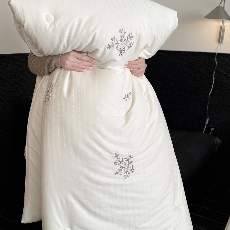 Gestepptes Ganzjahres-Steppbett mit floraler Stickerei und Knopfverarbeitung