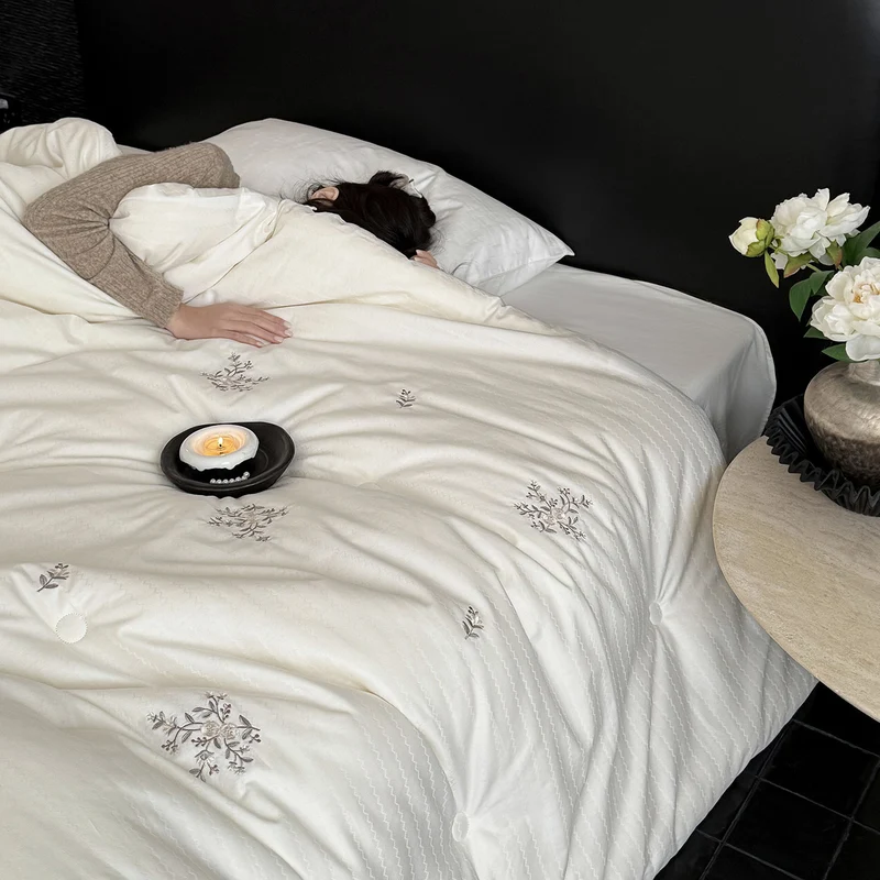 Gestepptes Ganzjahres-Steppbett mit floraler Stickerei und Knopfverarbeitung